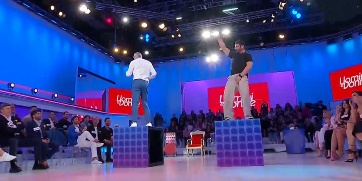 uomini e donne, ballo sul cubo