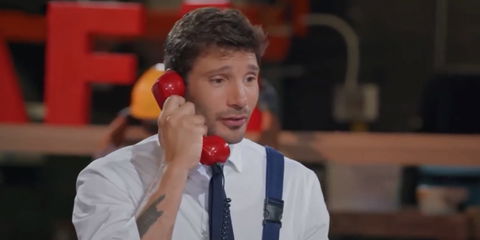 Affari Tuoi 2025: Stefano De Martino nel nuovo spot coi lavori in corso preview