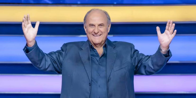 Gerry Scotti si lamenta degli orari di inizio dei suoi stessi programmi tv preview