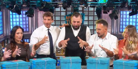 Affari Tuoi cambia colori: ora il nuovo studio è meno marrone preview