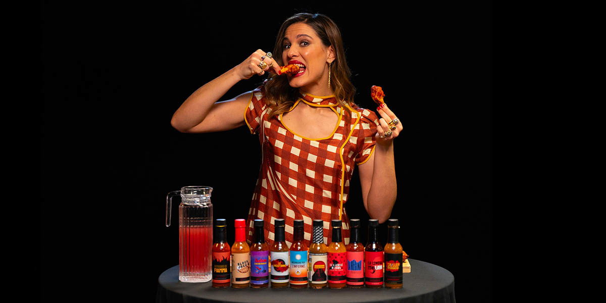 Giulia Vecchio piccante intervistatrice su RaiPlay in Hot Ones Italia article-post