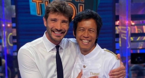 Thanat lascia Affari Tuoi? Il programma deve traslocare a Milano preview