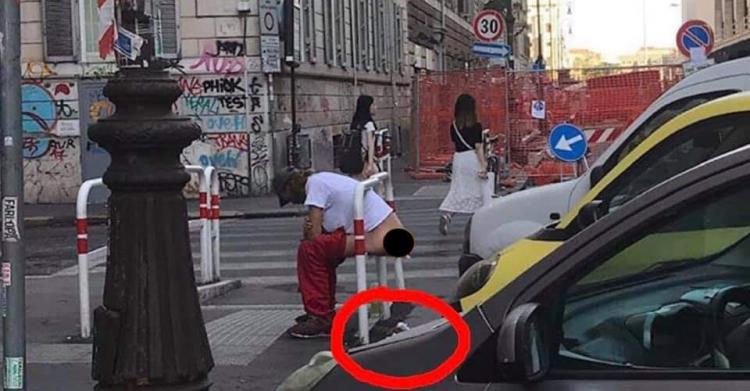 immigrato che defeca