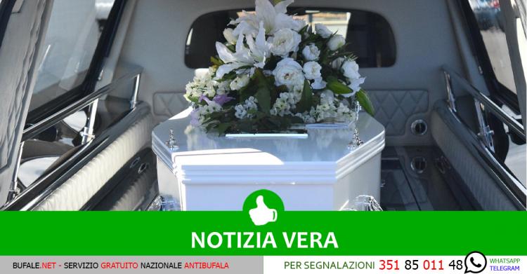 Foto di repertorio di una piccola bara bianca