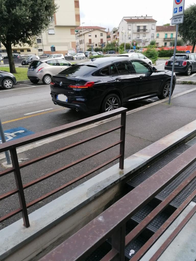 Scanzi, la Bmw parcheggiata su due posti per disabili: la foto su Primato Nazionale