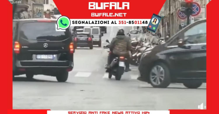 bufala trump a roma mask