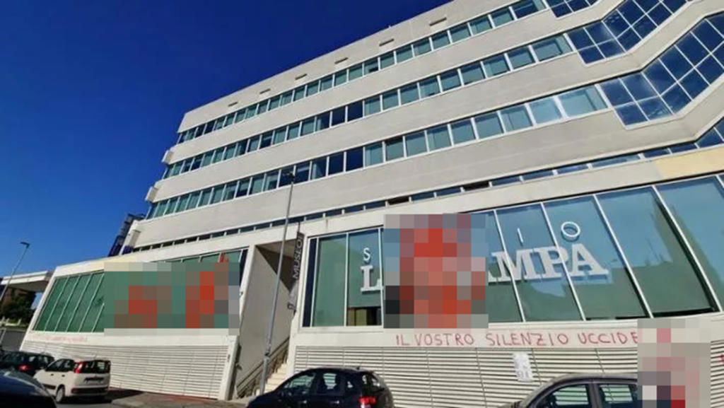 Firma novax imbratta la sede de La Stampa