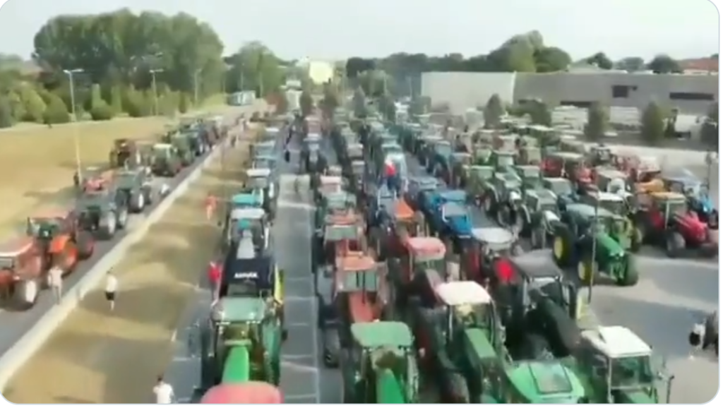 Le false proteste dei contadini in Piemonte erano un raduno di trattori, foto diurna