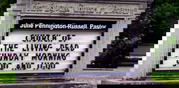 Si risveglia durante il funerale e morde il prete?