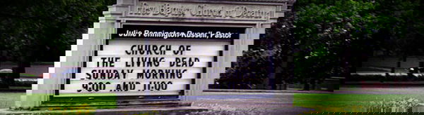 Si risveglia durante il funerale e morde il prete?