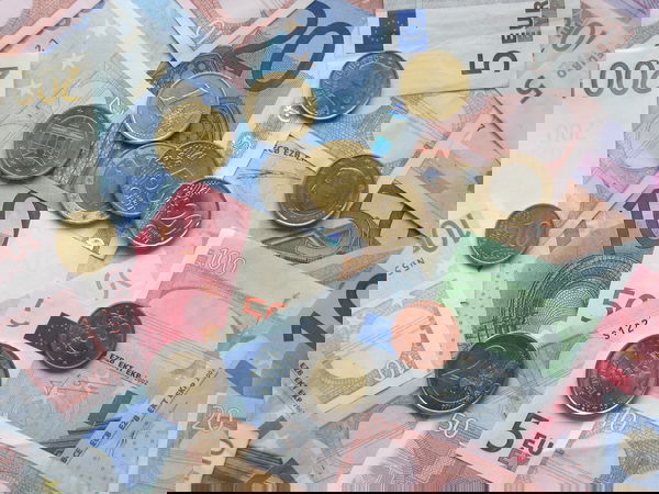 Gli euro agli immigrati