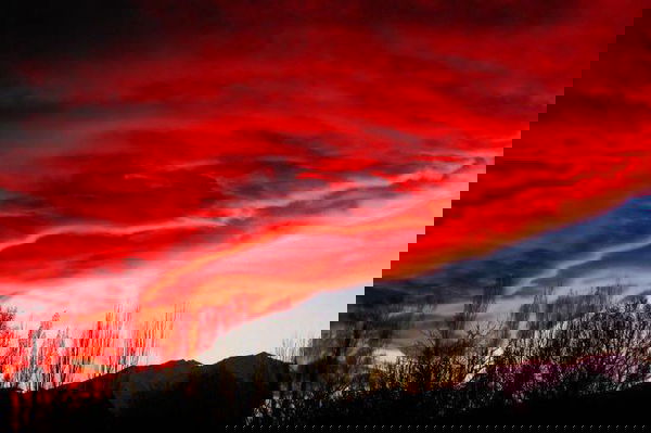 La Discussione e “la nube rosso sangue”