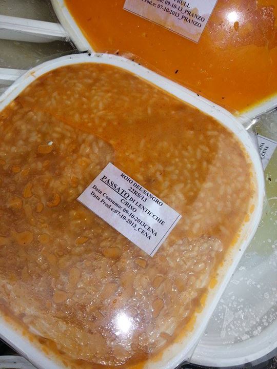 Immigrati buttano cibo nei cassonetti