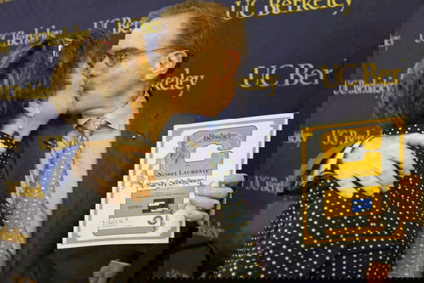 Vecchie abitudini: manipolare i Nobel