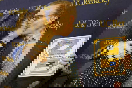 Vecchie abitudini: manipolare i Nobel article-post