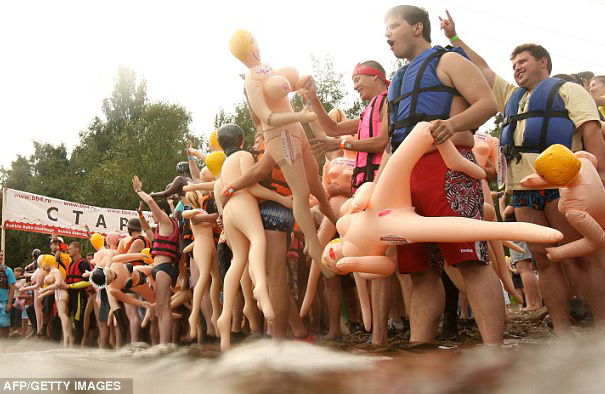 Fanno sesso in mare e restano incastrati… article-post