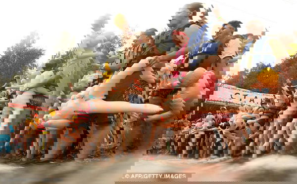 Fanno sesso in mare e restano incastrati…