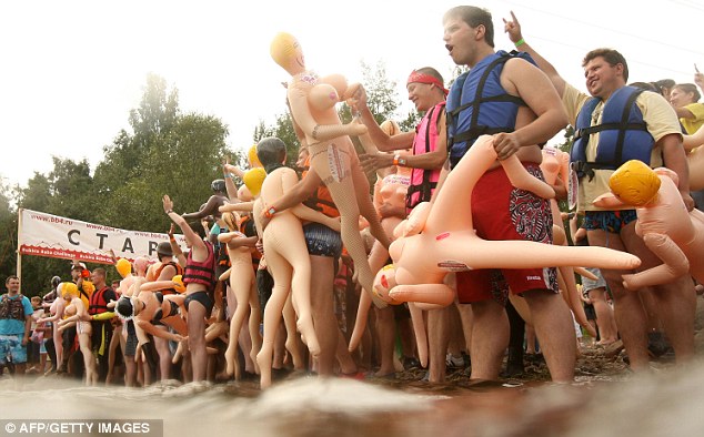 Fanno sesso in mare e restano incastrati… article-post