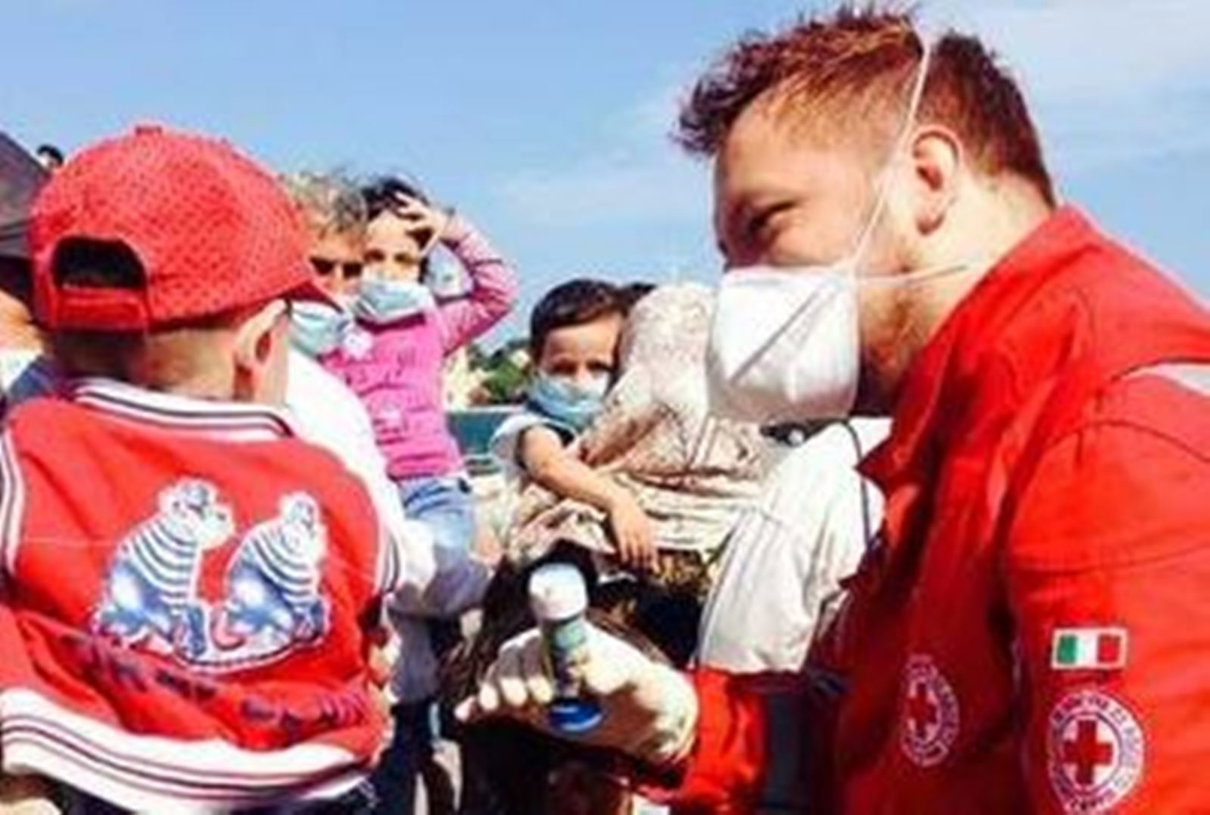 Profughi, Croce Rossa e gli abiti usati article-post