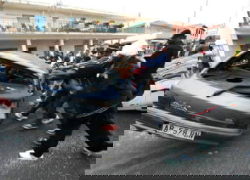 ”Questa pasta fa schifo”.Gomme tagliate ai volontari del centro