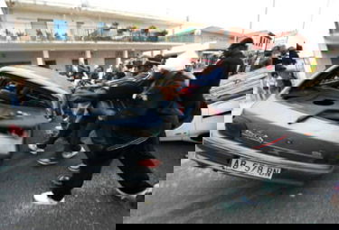 ”Questa pasta fa schifo”.Gomme tagliate ai volontari del centro