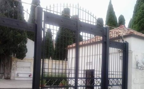 Il cimitero di Crotone e le croci