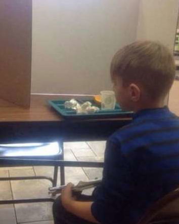 Il bimbo punito perché in ritardo