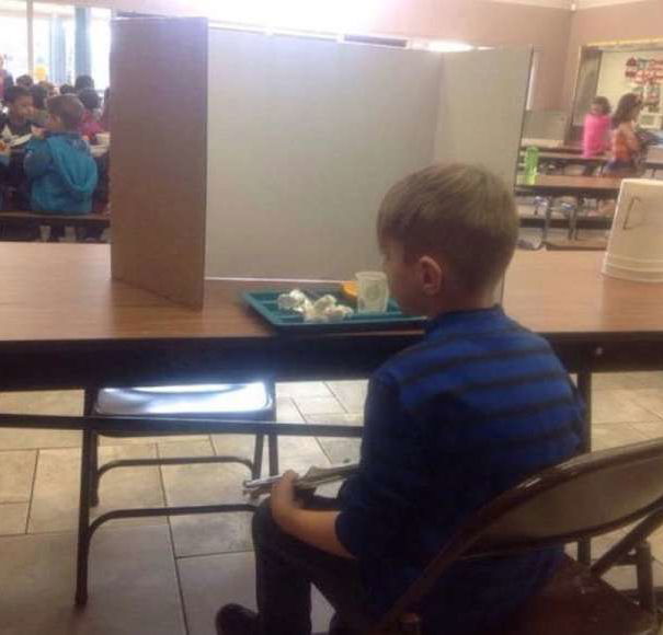 Il bimbo punito perché in ritardo article-post