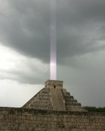 Strani fasci di luce in tutto il mondo