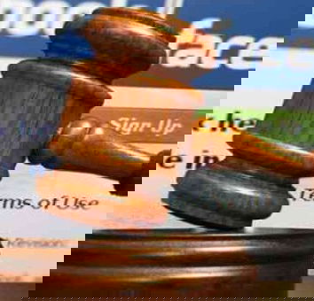 Un anno di carcere per un profilo fake?