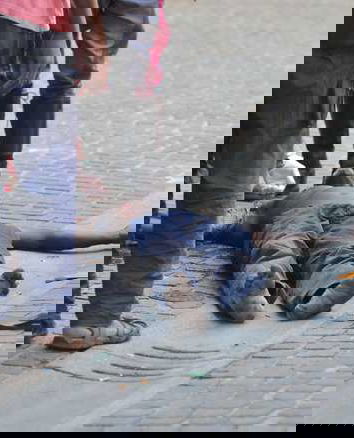 Marocchino molesta ragazza, gli amici lo massacrano