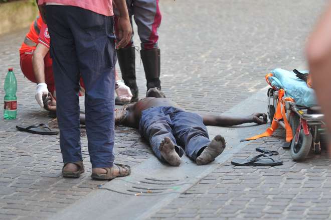 Marocchino molesta ragazza, gli amici lo massacrano article-post
