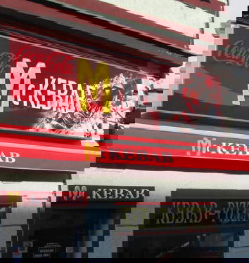 Kebabbaro defecava nel kebab