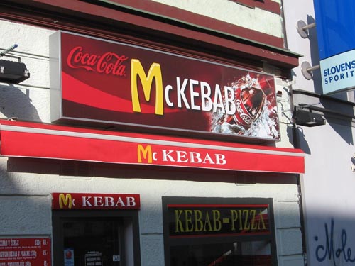 Kebabbaro defecava nel kebab