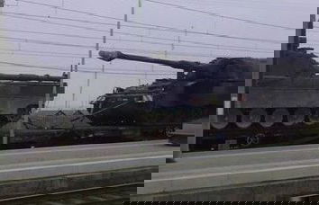 Il treno che trasporta carri armati