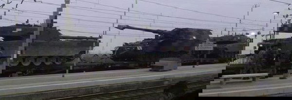 Il treno che trasporta carri armati