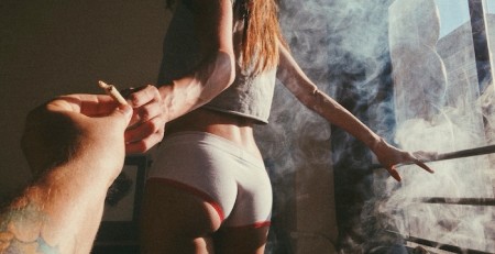 Fare l’amore e fumare la marijuana è il rimedio a tutti i mali article-post
