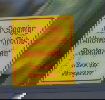 Perle di Facebook: i pantaloni sotto il sedere