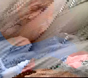 Partorisce a 95/101 anni. Certo.