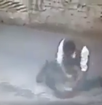 I video degli immigrati che aggrediscono le donne