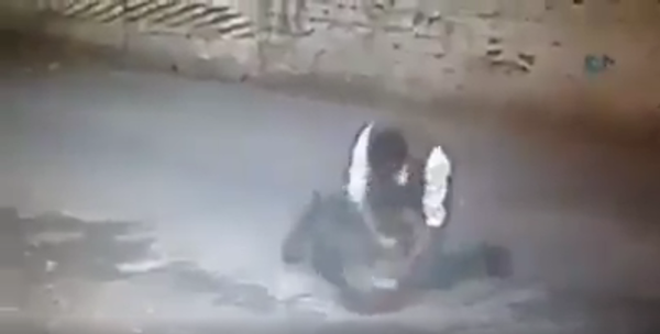 I video degli immigrati che aggrediscono le donne