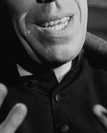 Il prete che benedice a schiaffi