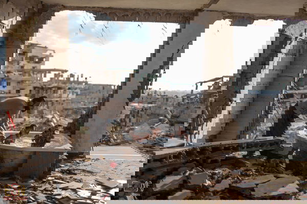 Il bagnetto tra le macerie