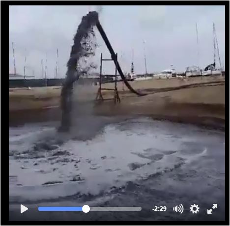 L’acqua nera, il petrolio, le nostre spiagge rovinate