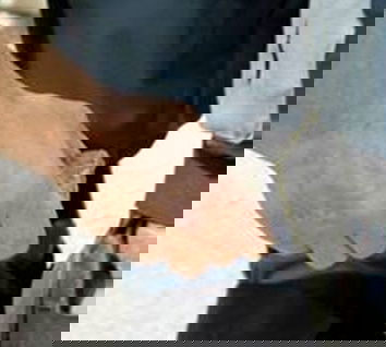 Il poliziotto che lancia una pietra