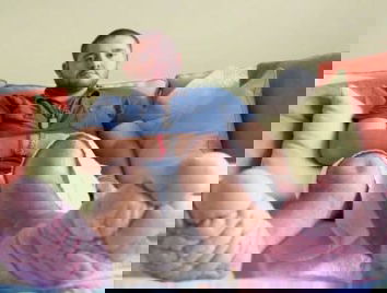 L’uomo con i piedi rovinati dalle scarpe cinesi