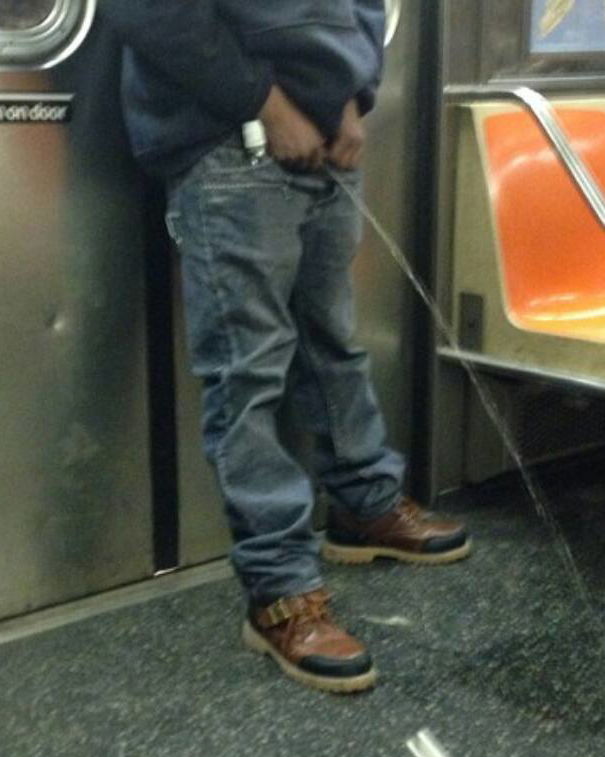 L’immigrato che fa i suoi bisogni nella metropolitana di Milano article-post