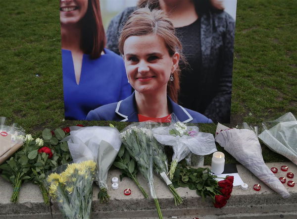 Jo Cox e gli sciacalli