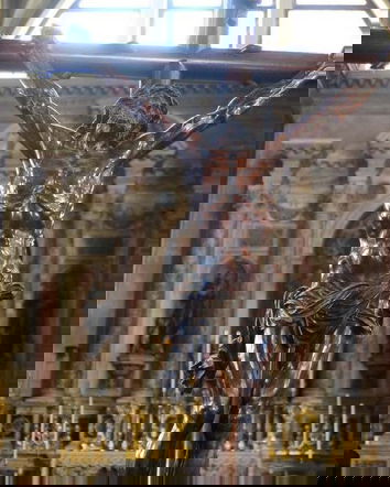 Sputano sul crocifisso?