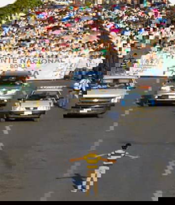 Il bimbo che ferma il corteo omofobo